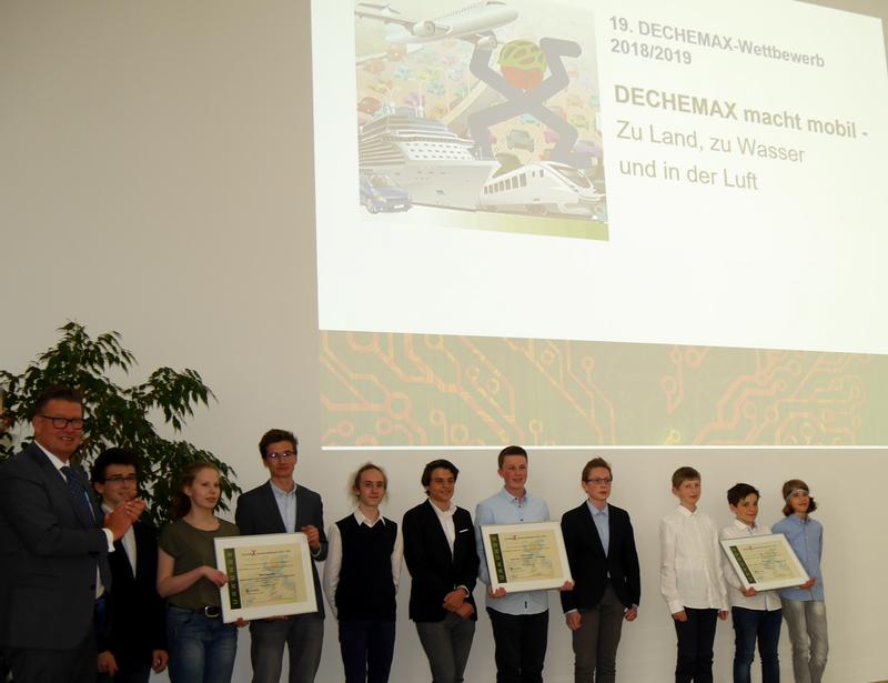 Dr. Klaus Schäfer, der Vorsitzende der DECHEMA, mit den siegreichen Teams des DECHEMAX-Schülerwettbewerbs