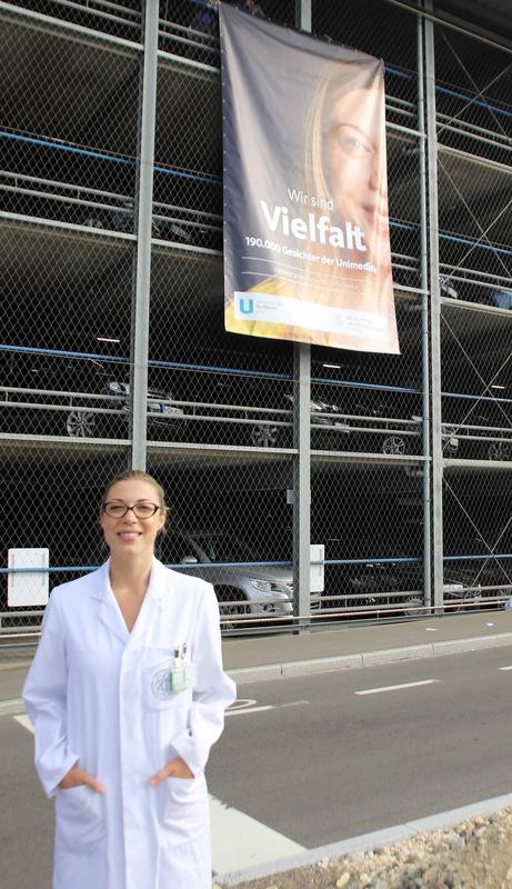 Martina Skandul vor dem gerade gehissten Großbanner