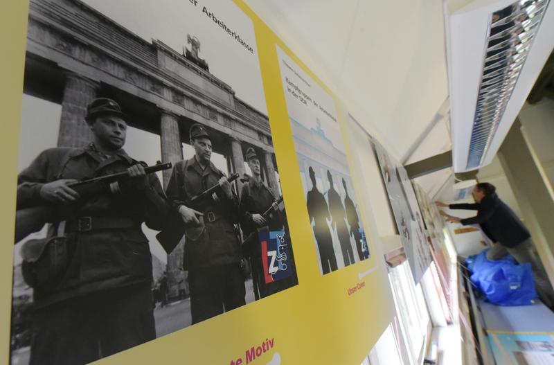 Ein Blick in die Ausstellung "Titel-Bilder - Titelbilder", die im Bienenhaus der Universität Jena gezeigt wird.