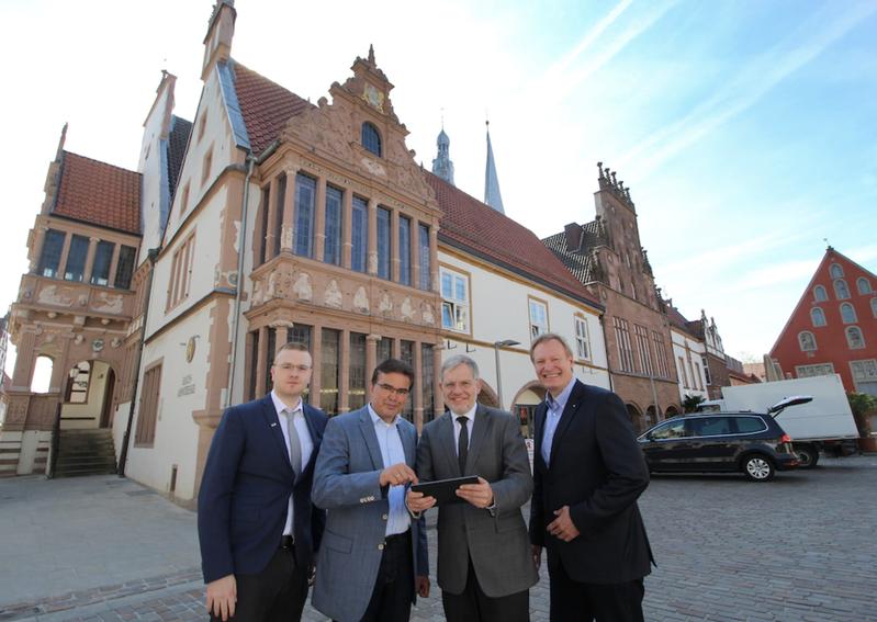 City Cockpit Symbolische Überreichung des „City Cockpits“ für die Alte Hansestadt Lemgo (v.l.n.r.): Maxim Friesen (inIT), Prof. Dr.-Ing. Jürgen Jasperneite (Leiter des Fraunhofer IO