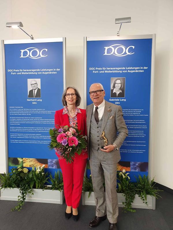 Das Professoren-Ehepaar Lang erhält den DOC Preis für herausragende Leistungen in der Fort- und Weiterbildung von Augenärzten