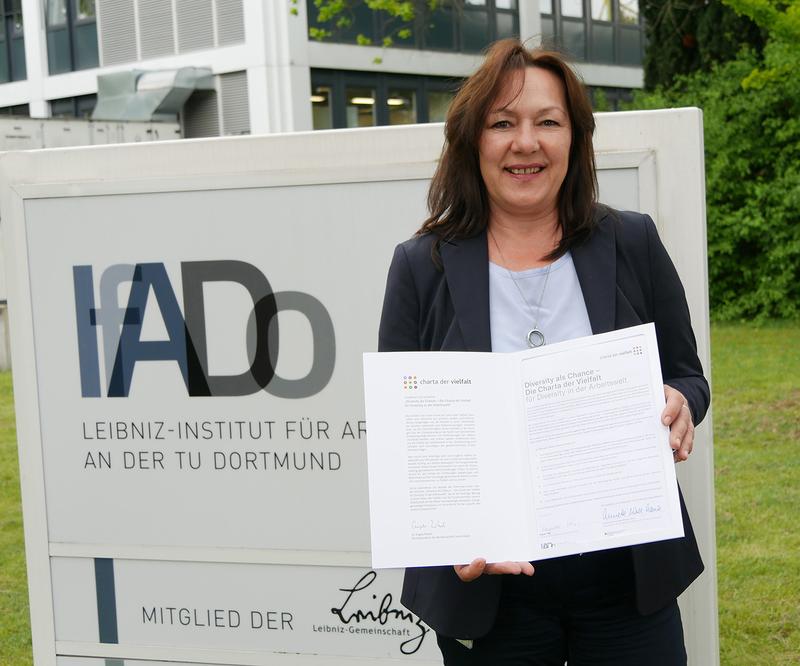Brigitta Thiel, kaufmännische Direktorin des IfADo, mit der unterschriebenen „Charta der Vielfalt“.