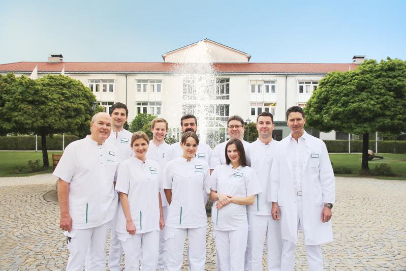 Die Urologie der Stadtklinik Bad Tölz wurde zum „Asklepios Center of Excellence Urologie Bad Tölz“ ernannt. Das Bild zeigt das Ärzteteam.