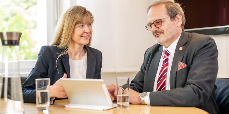 Katrin Erk und Wilfried Winzer bei einem der Übergabegespräche, die in den vergangenen Monaten stattgefunden haben.