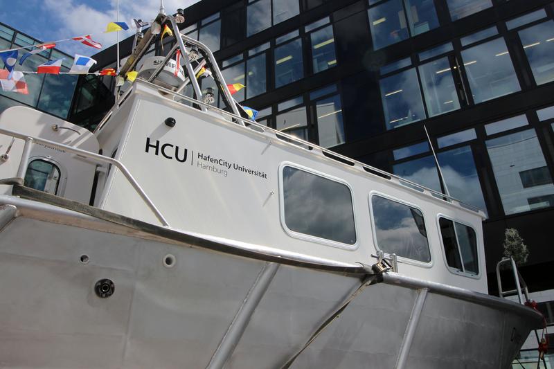 Das neue Forschungsboot DVocean wurde auf dem Vorplatz der HCU Hamburg getauft.