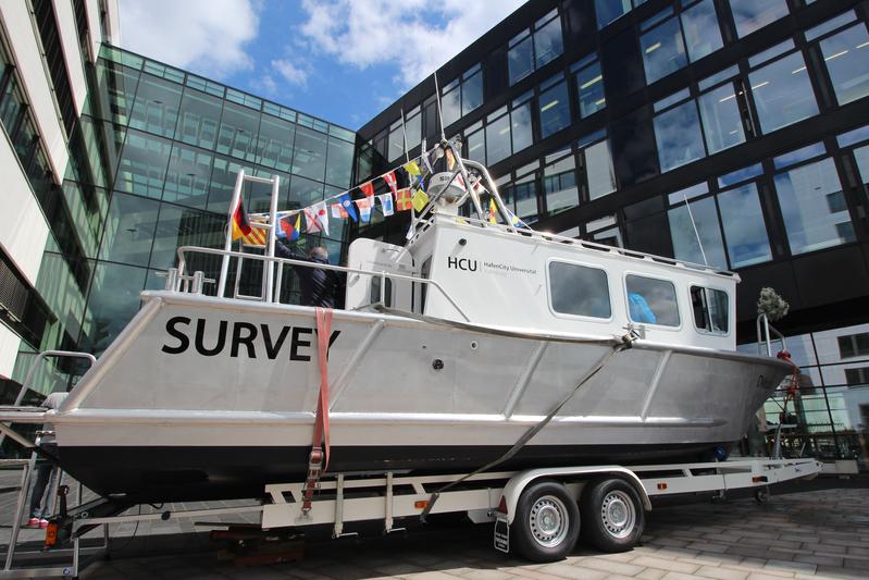 Das neue Forschungsboot DVocean wurde auf dem Vorplatz der HCU Hamburg getauft.