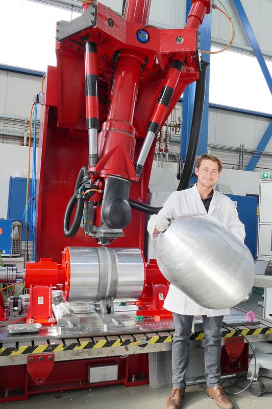 Doktorand Jannik Entringer hält einen der Prototypen des Tanks in der Hand. Dieser Tank wiegt ungefüllt sieben Kilo und fasst rund 100 Liter Treibstoff.