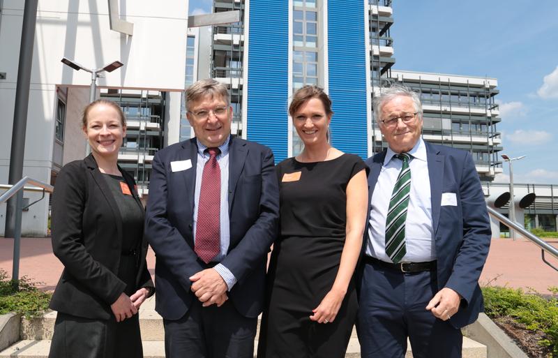 Julia Schütz (2.v.r.) hat das ZeBO zusammen mit Christina Buschle (IUBH Internationale Hochschule), Rudolf Tippelt (LMU München) und Dieter Nittel (Goethe-Universität Frankfurt) auf den Weg gebracht.