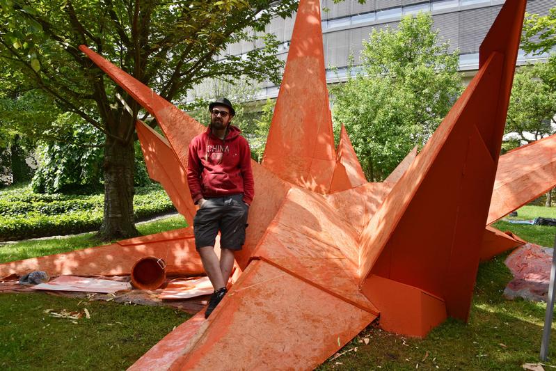 Dr. Molrok vor einem Teil seiner Graffiti-Skulptur, die an verschiedenen Stellen aus dem Boden bricht und erst zur Vernissage am 5. Juni ihren Endzustand erreicht haben wird.