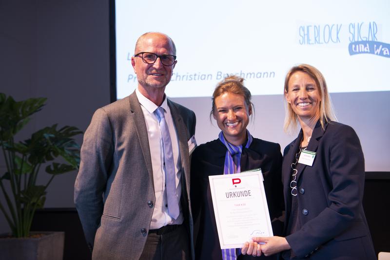 Überreichung der Urkunde and Giulia Roggenkamp und Julia Birnbaum