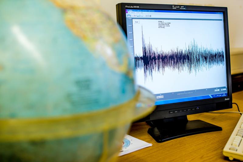 Erdbebenwellen optimal auszuwerten brauchte bislang viel menschliches Know-how. Mit dem neuronalen Netz des KIT lassen sich nun mehr Daten schneller auswerten. (Bild: Manuel Balzer, KIT)