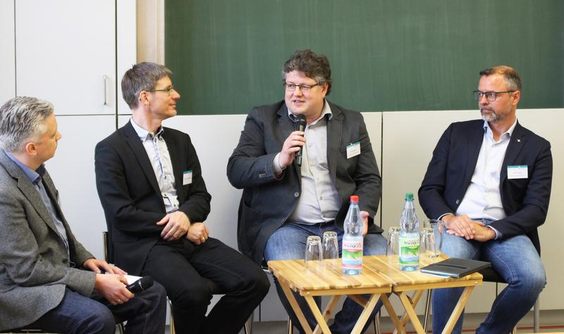 Diskussion am 28. Mai zur "Nachhaltigkeit in der Digitalisierung"; v. l. Moderator Prof. Dr. Nico Brehm, Prof. Dr. Christian Erfurth, Sven Richter und Sven Lindig