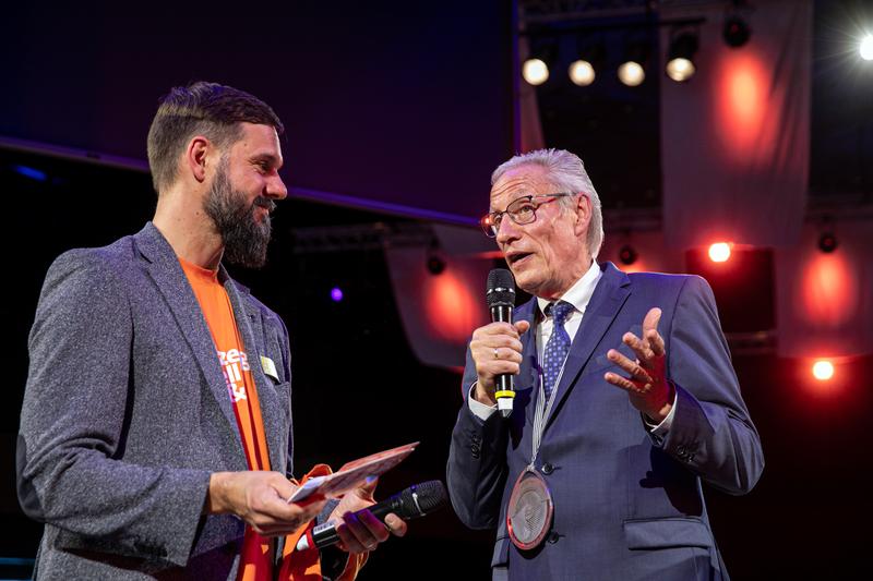 Professor Fritz Klocke bei der Preisverleihung auf der Moulding Expo in Stuttgart.