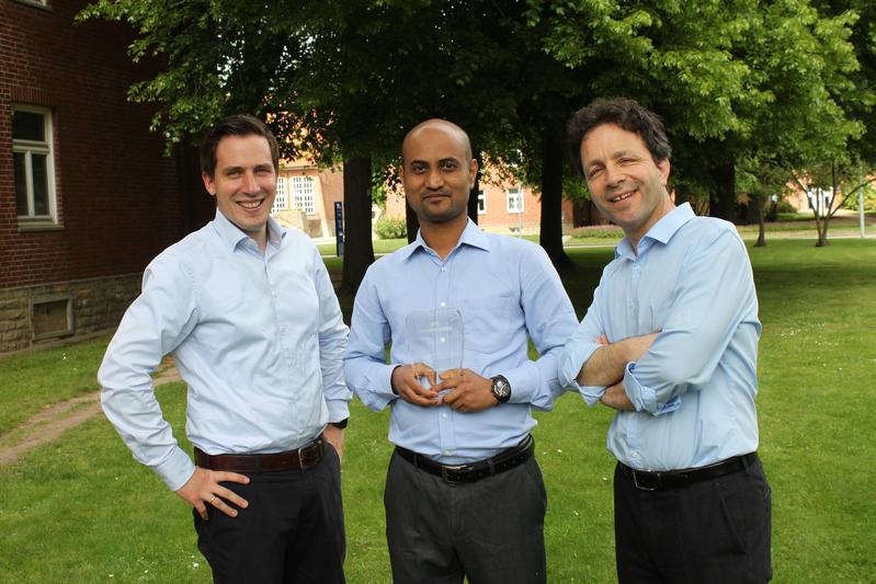 Award ceremony of the company NanoTemper. From left to right: Stefan Duhr (CEO NanoTemper), Ankur Saikia (PhD student) and Professor Sebastian Springer (Jacobs University) 