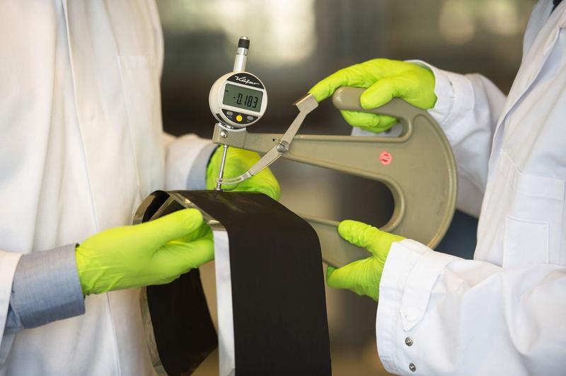 Das IWS-Transferverfahren zur Trockenbeschichtung zielt darauf ab, die Prozesskosten in der Elektrodenbeschichtung spürbar zu reduzieren. 