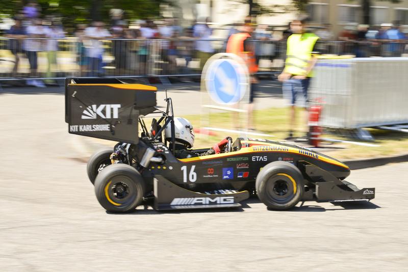 Auf dem Campus Ost zeigt das KIT am Tag der offenen Tür auch Fahrvorführungen, etwa von KA-RaceIng, dem Formula Student-Team des KIT. Bild: Robert Fuge, KIT