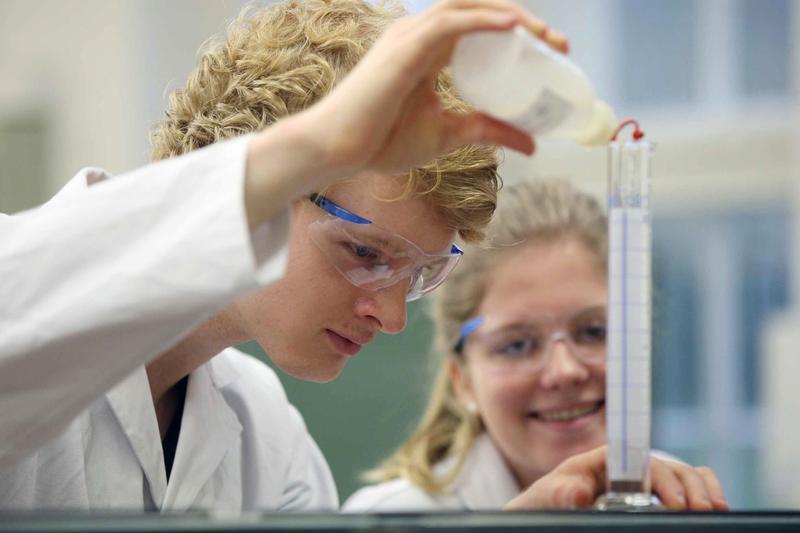 Englisch ist die Wissenschaftssprache Nummer eins. Deshalb wird in der Clausthaler Chemie-Ausbildung künftig mehr englisch gesprochen.