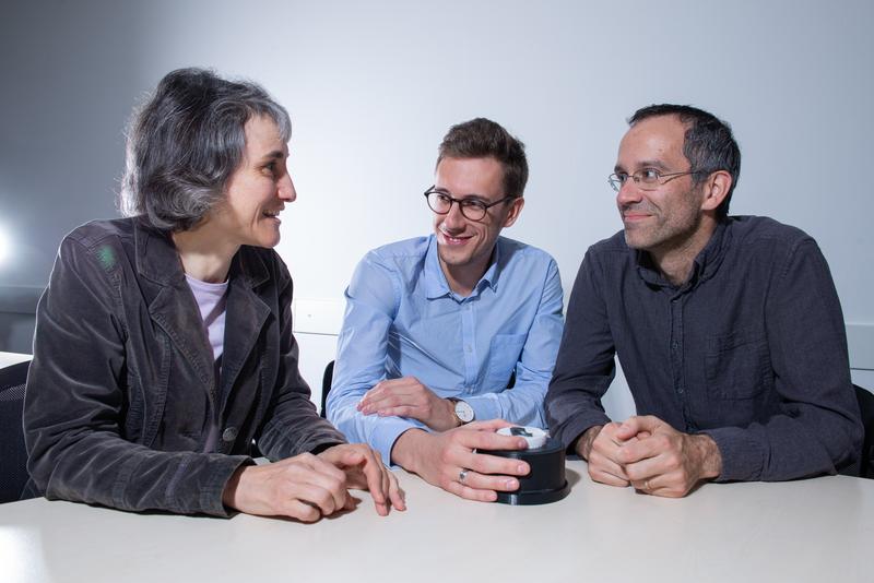 Laura Heyderman (links), Paolo Testa (Mitte) und Eric Dufresne mit einem Streifen des neuen Materials im Magnetfeld