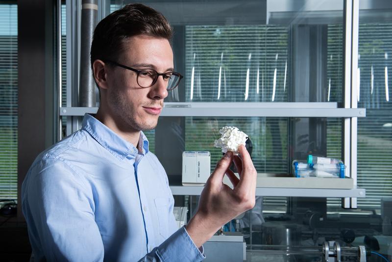 Paolo Testa, Erstautor der Studie, mit einem Modell der prinzipiellen Struktur des formerinnernden Materials