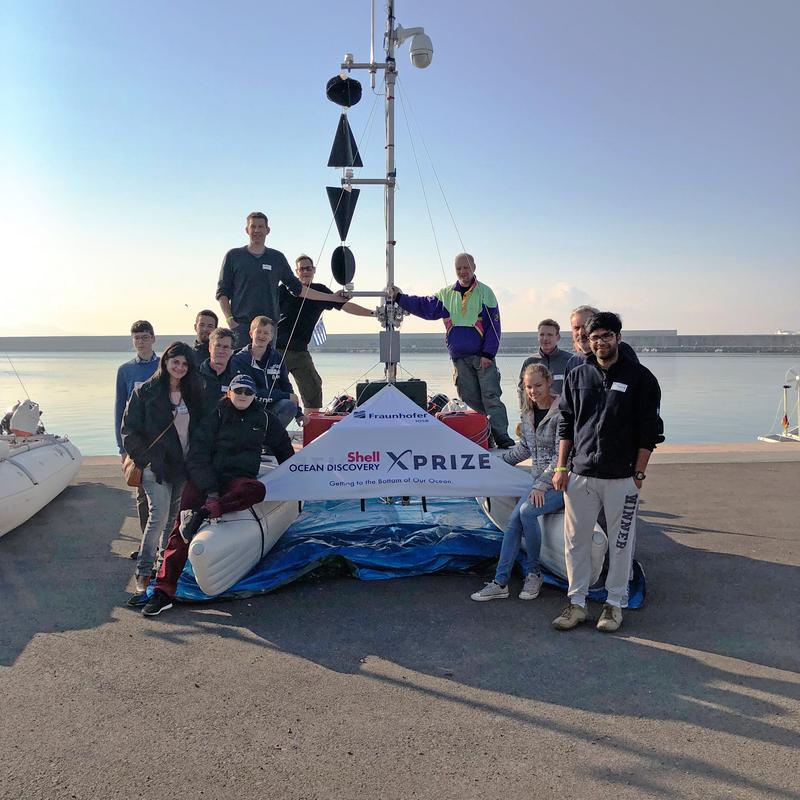 Die ARGGONAUTS mit einem Water Strider im Hafen von Kalamata, Griechenland, während des Finales des Shell Ocean Discovery XPRIZE. Die Teams traten im November und Dezember 2018 sukzessive an.