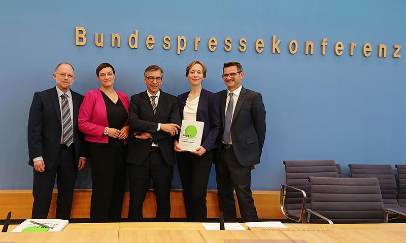 Die Herausgeber des Friedensgutachtens bei der Bundespressekonferenz am 4. Juni 2019: Tobias Debiel, Nicole Deitelhoff, Christopher Daase, Ursula Schröder und Conrad Schetter (v.l.n.r.)