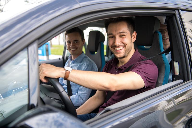 Teilnehmer der letztjährigen DRIVE-E-Akademie in München testen ein Elektroauto. 