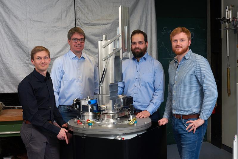 Alexander Regnat, Prof. Christian Pfleiderer, Jan Spallek and Tomek Schulz with their cooling system for extremely low temperatures. 