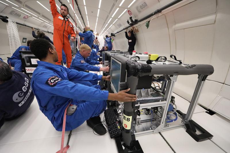 Andreas Schmitz, Masterstudent der Physik (vorne), und Prof. Dr. Markus Thoma (hinten) beim Experimentieren in der Schwerelosigkeit. 