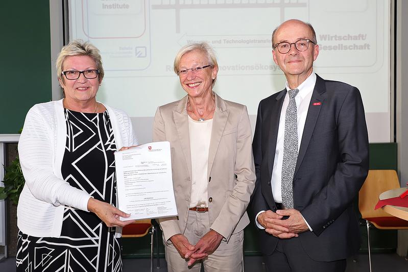 Prof. Rosemarie Karger, Präsidentin der Ostfalia , Staatssekretärin Dr. Sabine Johannsen, Niedersächsisches MWK, Prof. Ulrich Reimers, Vizepräsident der TU Braunschweig.