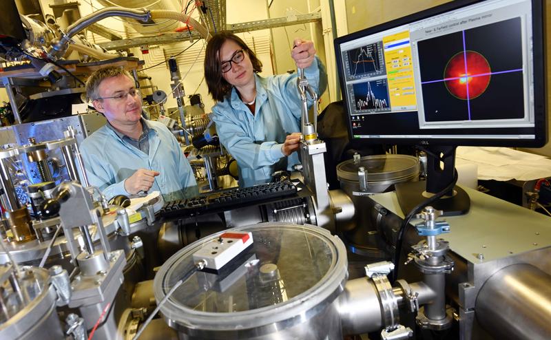 In einem Labor des Instituts für Optik und Quantenelektronik der Universität Jena bereiten Dr. Zhanna Samsonova und Dr. Daniil Kartashov ein Experiment am JETI-Laser vor.