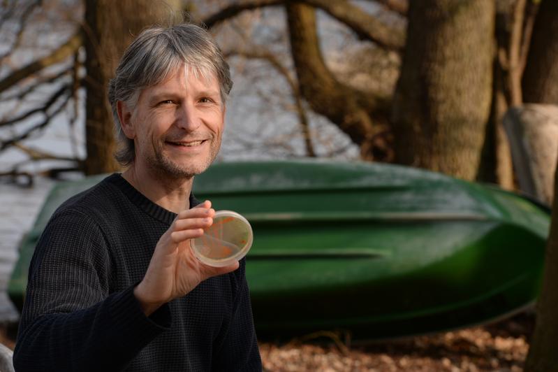 Dr. Hans-Peter Grossart erforscht die mikrobielle Besiedlung von Mikroplastik in Gewässern.