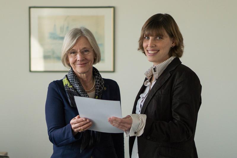 Prof. Dr. Christina Groll (im Bild rechts) bei der Übergabe der Ernennungsurkunde im Februar 2019 mit hsg-Präsidentin Prof. Dr. Anne Friedrichs.