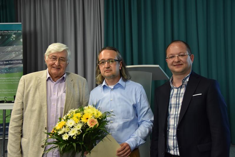 Prof. Dr. Andrej Werner, Forschungspreisträger der EAH Jena, Mitte, mit den Vertretern des Förderkreises, Günter Rehm, links, und Sascha Sauer (diva e)