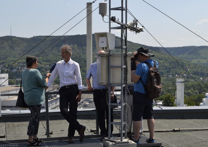 Bernhard Kühn, 2. v. l., gibt MDR-Hörfunkredakteurin Anke Preller Auskunft über die Entwicklung der Klimastation der EAH Jena