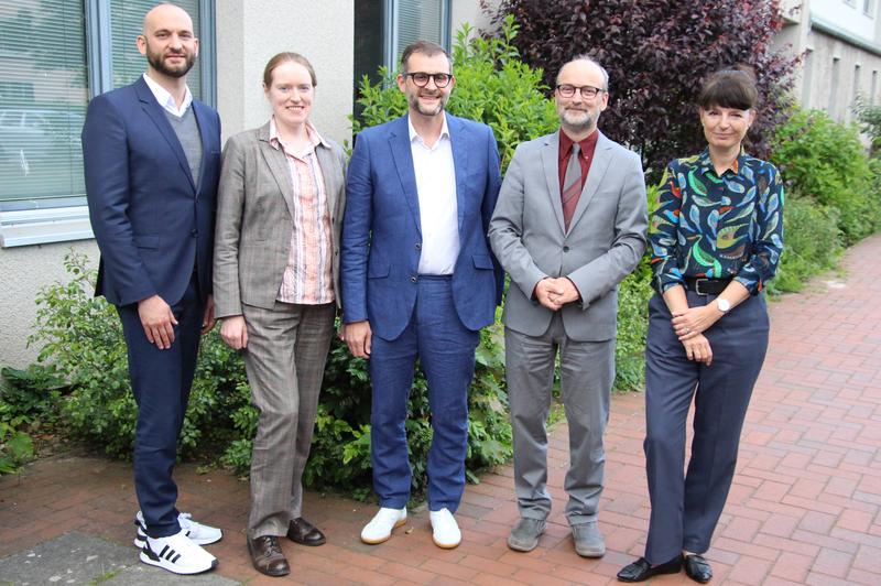 Prof.in Dr.in (Lomonossow Universität Moskau) Maria Pavlova (2.v.l.) und Prof. Dr. Andrea Teti (M.) mit (v.l.) Prof. Dr. Kim-Patrick Sabla, Prof. Dr. Michael Ewig und Prof.in Dr.in Nina Oelkers.