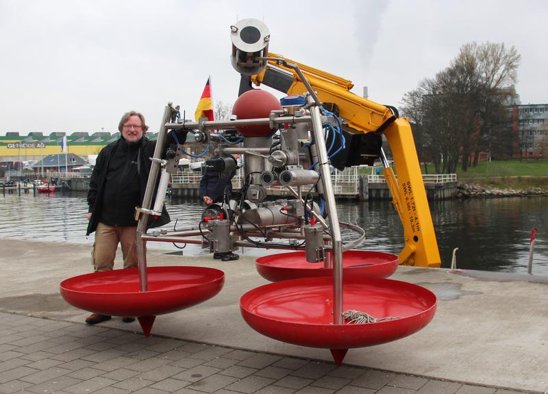 Joachim Gröger mit einem UFO-Prototyp vor dem Einsatz in der Kieler Förde 