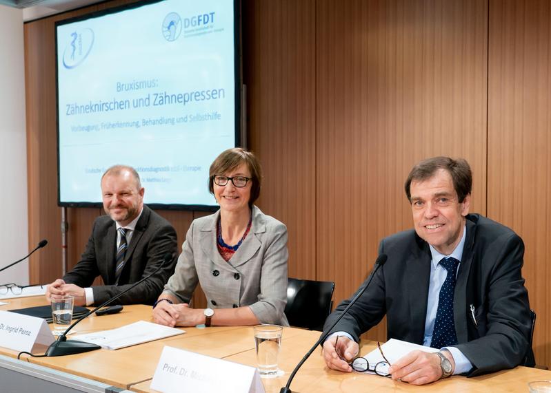 Stellten die neue Leitlinie zum Thema Bruxismus und eine entsprechende Patienteninformation auf der Pressekonferenz in Berlin vor: (v.l.) Dr.  Lange, Prof.  Peroz und Prof.  Walte