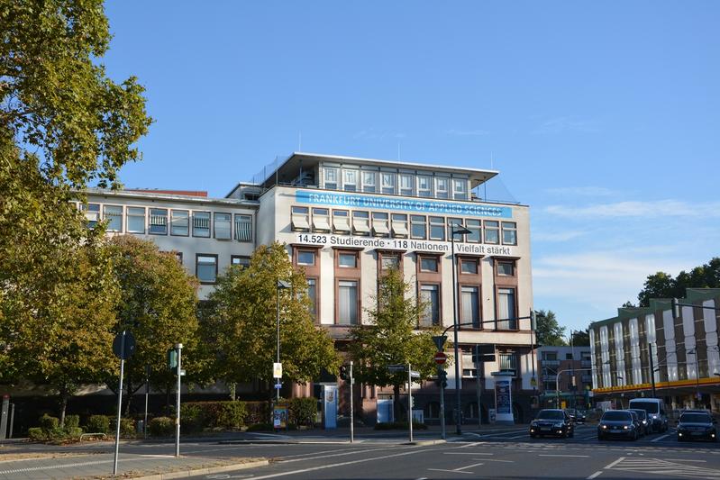 Blick auf das Gebäude 9 an der Kreuzung Nibelungenallee/Friedberger Landstraße.