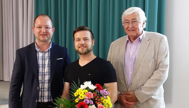 Klemens Reichelt, Platz 2, mit den Vertretern des Förderkreises, Günter Rehm, re., und Sascha Sauer (diva e)