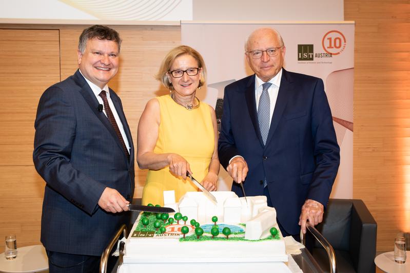 IST Austria-Präsident Tom Henzinger, Landeshauptfrau Johanna Mikl-Leitner und ehemaliger Präsident der Österreichischen Nationalbank Claus Raidl bei der Jubiläumsfeier des Instituts