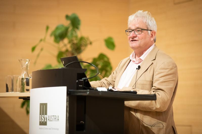 Nobelpreisträger Sir Paul Nurse bei seinem Vortrag am IST Austria anlässlich der Jubiläumswoche des Instituts.