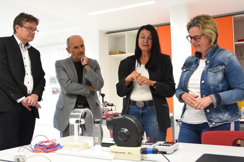 Bundestagsabgeordnete Ursula Groden-Kranich (rechts im Bild) informiert sich über die Experimente im MINT-Labor.