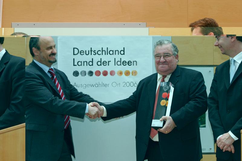 Bereits Anfang des Jahres wurde das INI-GraphicsNet im Rahmen der Initiative "Deutschland - Land der Ideen" als "Augewählter Ort 2006" ausgezeichnet. Darmstadts Oberbürgermeister Hoffmann gratuliert Professor Encarnacao zur Preisübergabe.