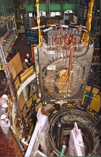 Die 60 Tonnen schwere supraleitende ITER-Modellspule "schwebt" kurz vor dem Einbau über der Spulentesteinrichtung TOSKA im Forschungszentrum Karlsruhe.