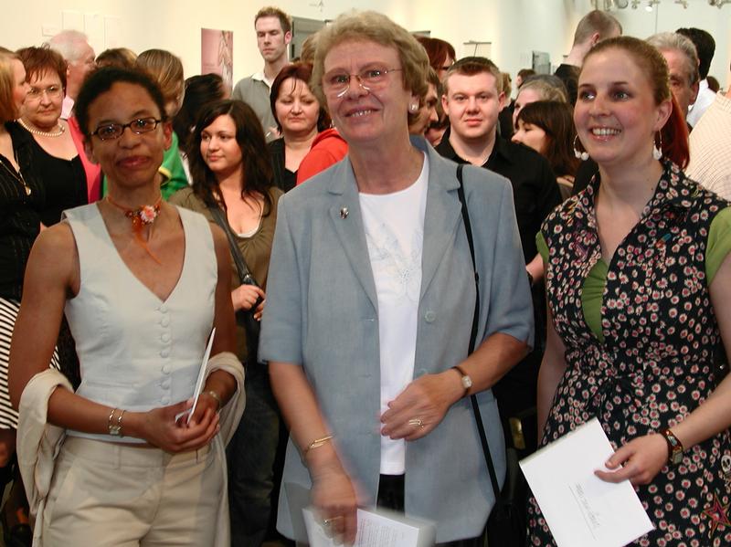 Als angehende Design-Existenzgründerinnen können Barbara Mugalu (links) und Ina König den von Prof. Dr. Roswitha Hirner (Mitte) mitgebrachten Scheck gut gebrauchen