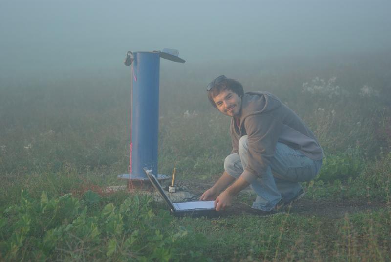 Gabriel Rau erfasst am Brunnen Daten über die Eigenschaften des Untergrunds. Die Erkenntnisse können die nachhaltige Nutzung von Grundwasserressourcen ermöglichen. (Foto: Ian Acworth)