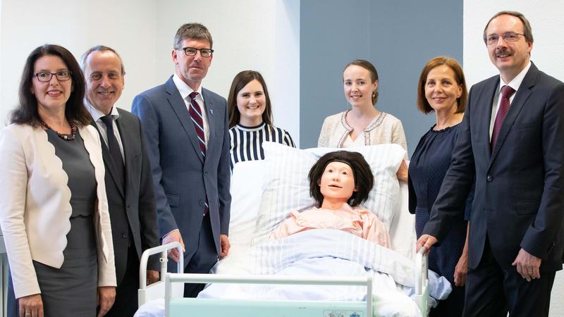 Von links: Prof. Heike Spaderna, Minister Prof. Konrad Wolf, Prof. Michael Jäckel, Studierende, Prof. Margit Haas und Prof. Dr. Peter Mudra.