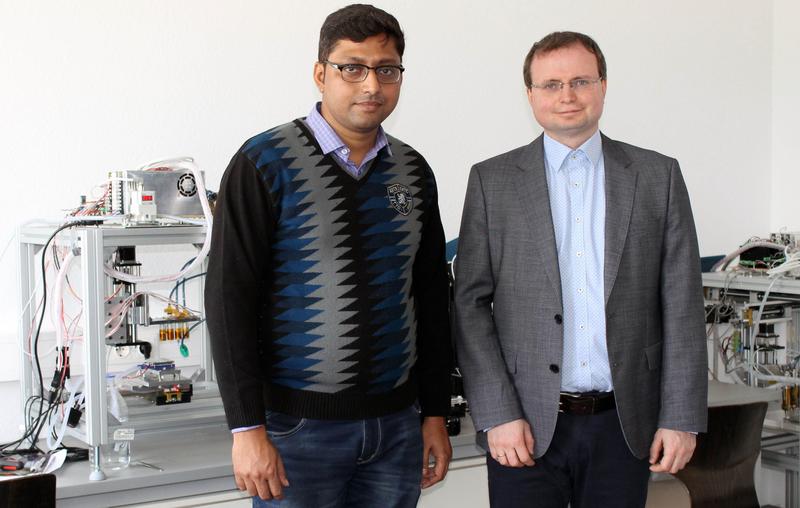 Dr. Arpan Biswas, Postdoc am Lehrstuhl für Biofabrikation der Universität Bayreuth, und Lehrstuhlinhaber Prof. Dr. Leonid Ionov (v.l.).