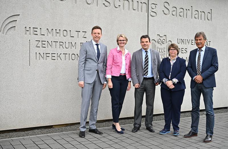 Bundesforschungsministerin Anja Karliczek (2. v. l.) mit Ministerpräsident Tobias Hans, HIPS-Direktor Rolf Müller, HZI-Geschäftsführerin Silke Tannapfel und UdS-Präsident Manfred Schmitt (v.l.n.r.)