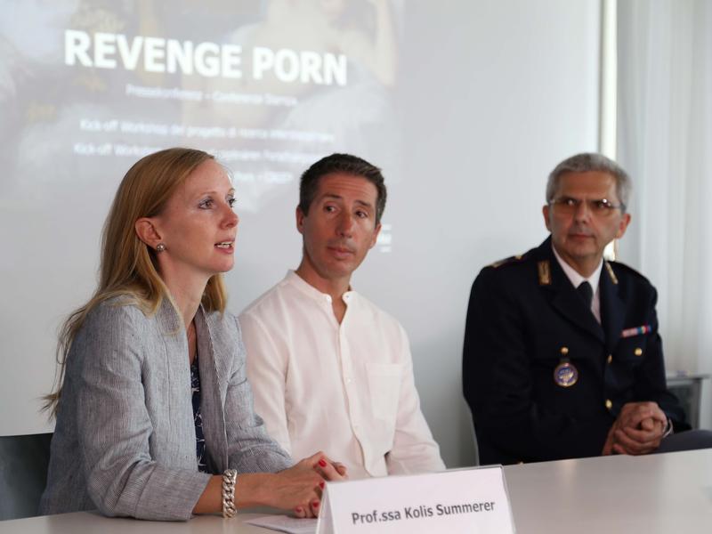 Vorstellung des Forschungsprojektes in Bozen: Koordinatorin Prof.in. Kolis Summerer (links) und Forscher Sergio Tessaris bei der Pressekonferenz (mit einem Vertreter der staatlichen Postpolizei). 